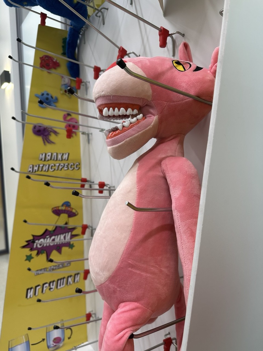 Для самых маленьких (или трусливеньких?) - игрушки "для потискать." Быстро расходятся по рукам:)