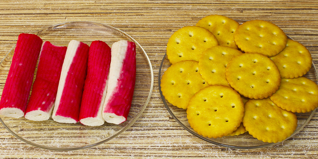 Новогодняя закуска "Ёлочка": Аппетитные крекеры с крабовыми палочками и сыром - просто и оригинально!