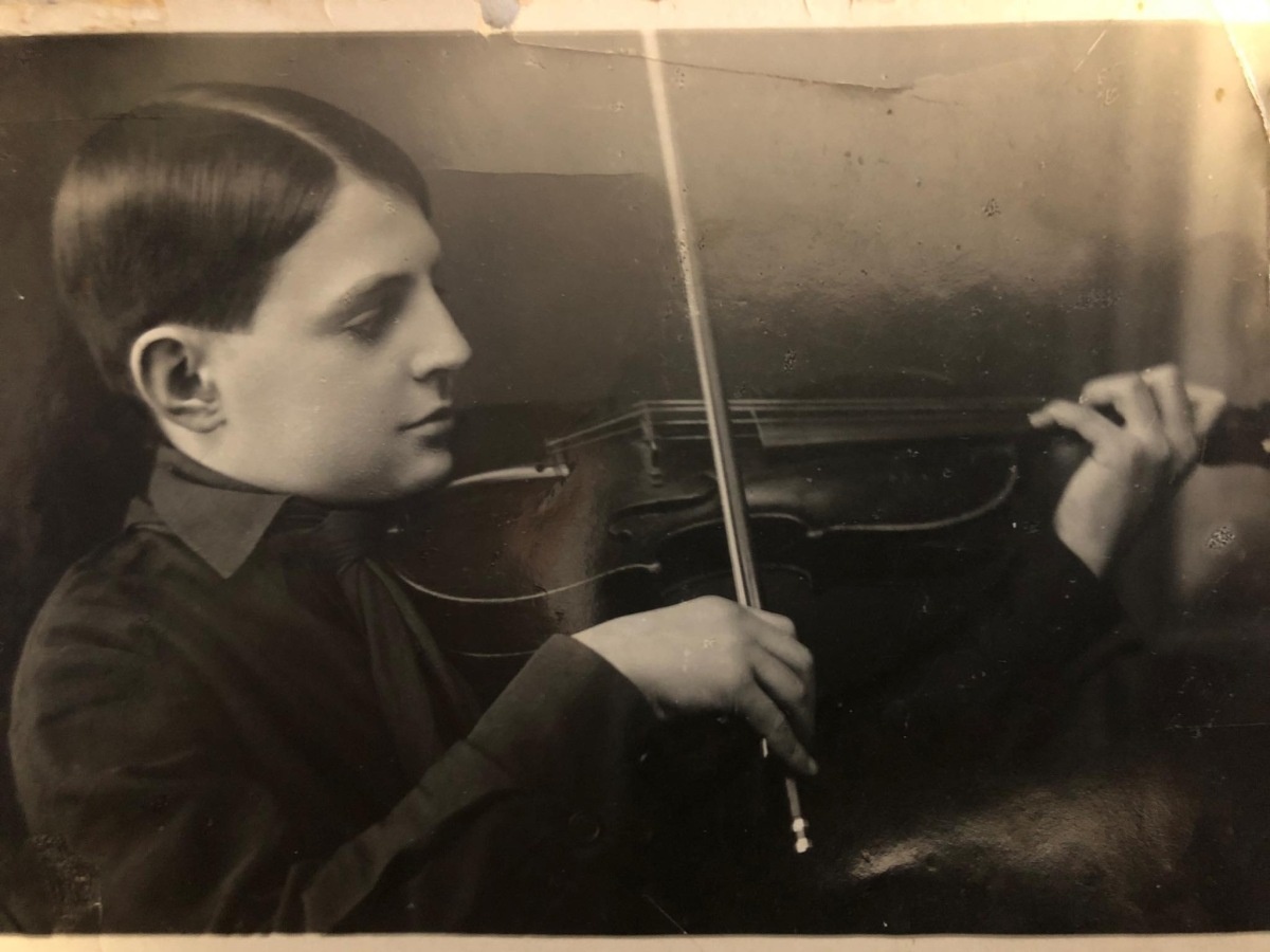 Юный скрипач.