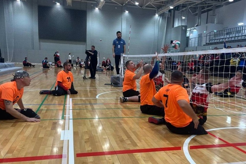    Ветераны СВО из ДНР обыграли команду из Северной Осетии в волейболе сидя. Фото: Защитники Отечества в ДНР