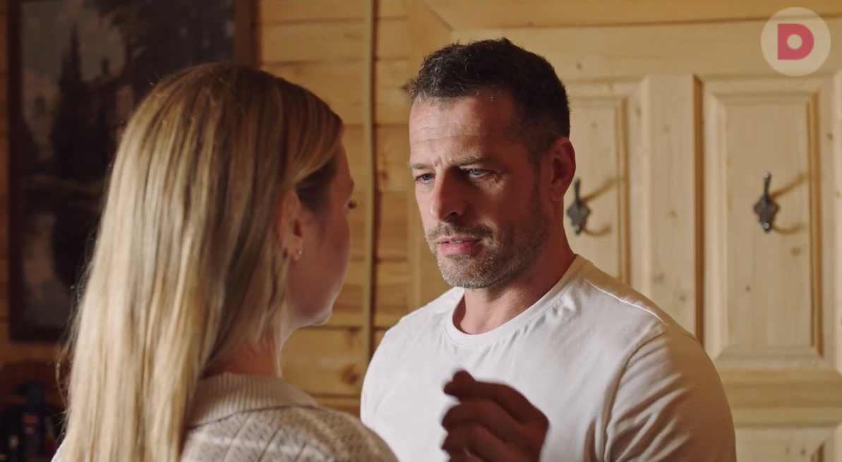 Максим понимает, что борьба Татьяны за справедливость безнадежна, но все же решает ей помочь