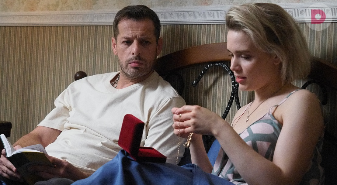 Родионов очаровал Вику, обещая на ней жениться