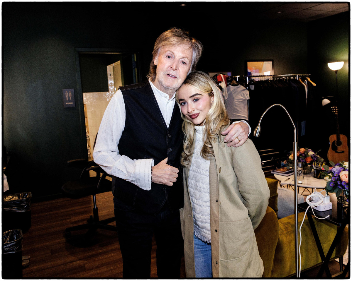 Пол за кулисами с Сабриной Карпентер