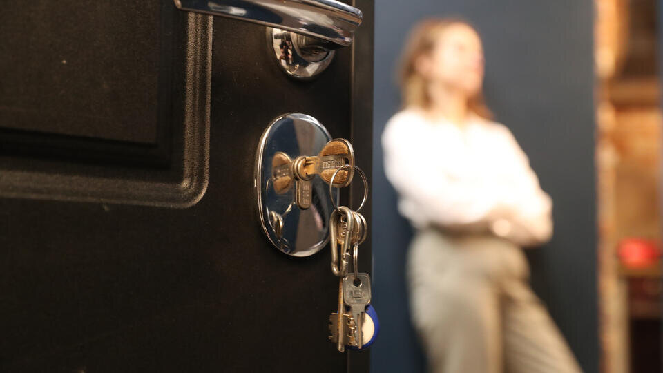     Купивший жилье у обманутой мошенниками студентки согласился вернуть ей квартиру ИЗВЕСТИЯ/Андрей Эрштрем