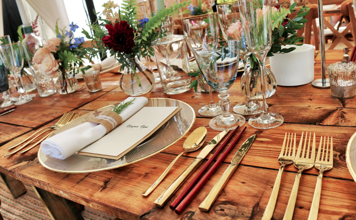 То, как вы расставляете столовые приборы, демонстрирует внимание к деталям и гостеприимство по отношению к вашим гостям. Мэт Браун / Pexles.