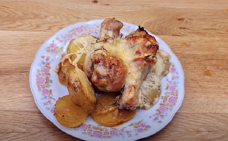 Куриные голени с картошкой под фольгой: готовим вкусный ужин сразу с гарниром