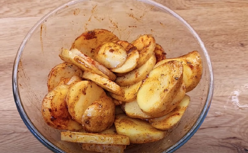 Куриные голени с картошкой под фольгой: готовим вкусный ужин сразу с гарниром