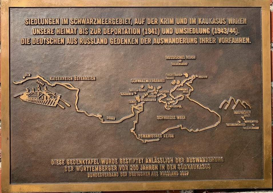 В немецком городе Ульм на стене церкви размещена памятная доска с изображением маршрута переселенцев. На доске наверху написано: Поселения в Причерноморье, в Крыму и на Кавказе были нашим домом до депортации (1941 г.) и переселения (1943-44). Немцы из России в память об эмиграции своих предков. Внизу: Памятная доска была подарена Южно-Кавказской федерацией немцев из России по случаю эмиграции жителей Вюртемберга 200 лет назад в Россию, в 2017 году.