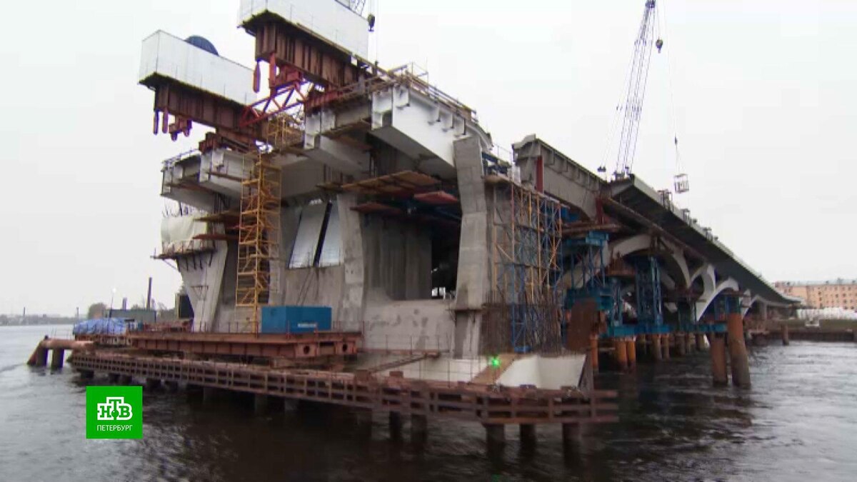    Губернатору Петербурга с воды показали готовый на 40% Большой Смоленский мост