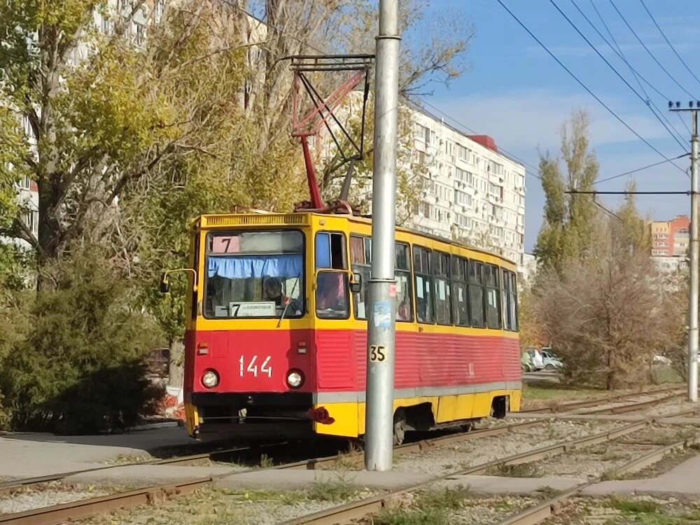     Много урн, есть маршрутки, война с самокатами и нет пробок: житель Екатеринбурга поражён Волжским
