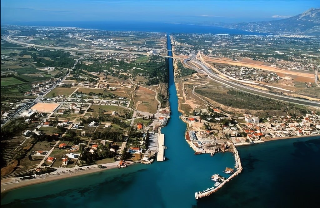 Разрезая континент: как греки соединили два моря одним каналом