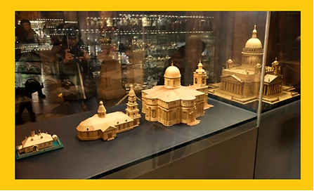 Уже сама последовательность макетов предыдущих храмов, выставленных в соборе, показывают движение геомассива верхнего города, что и послужило причиной наличия двух предыдущих церквей (не считая начальной деревянной).