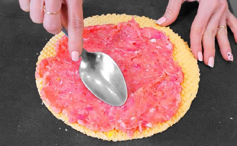 Готовим особый пирог вместо привычных котлет: сочные вафельные треугольники с мясом