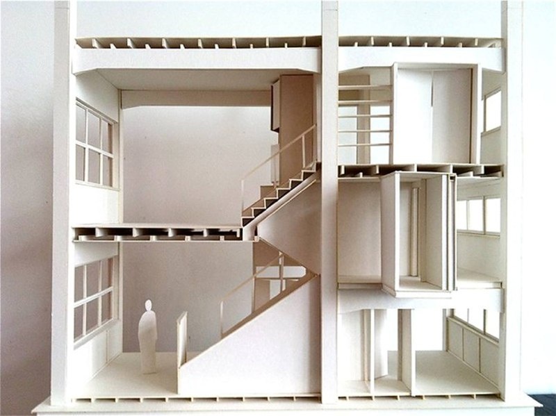 
Одним из наиболее ярких примеров применения конструктивизма в архитектуре стали фабрики-кухни и дома коммунны. 

Фабрики-кухни представляли собой большие столовые, где еда производилась в промышленных масштабах (обычно для работников завода), которые позволяли экономить время на готовку дома. Самые известные примеры находятся в Самаре (ЗиМ), Екатеринбурге(УралМаш), Москва (МосПо)

Дома коммунны, в свою очередь, – это примеры жилья, где несколько семей делят общие пространства, такие как кухни и ванные комнаты. Это также отражает стремление к социальной справедливости и устранению классовых различий(как на фото - общее пространство на крыше дома Наркомфина, арх. М. Гинзбург)

На нескольких наших курсах Пётр вместе с ребятами уже рассматривал основные принципы конструктивизма (вспоминаем 5 принципов Ле Корбюзье), а затем изучили устройство фабрик-кухонь, домов-комунн, домов культуры первой пятилетки СССР.