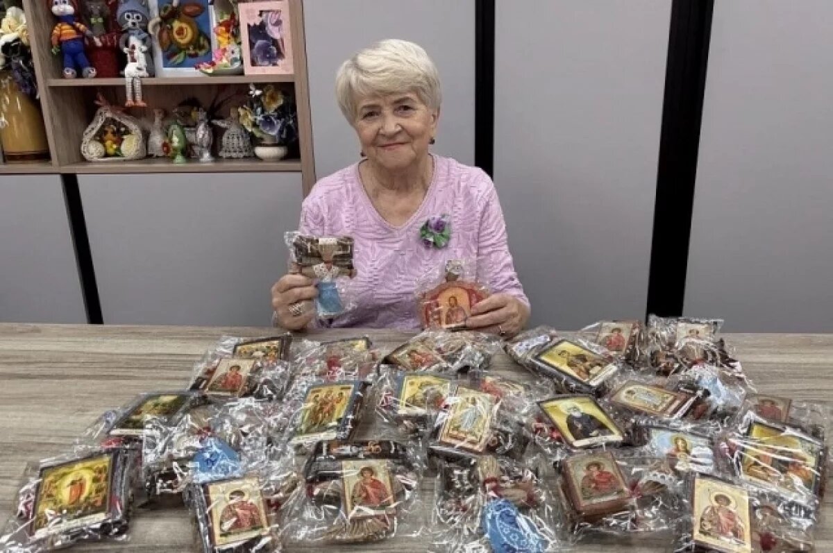    Пенсионерка Любовь Петровна Кожевникова новогодние заготовки собирает собственными руками.