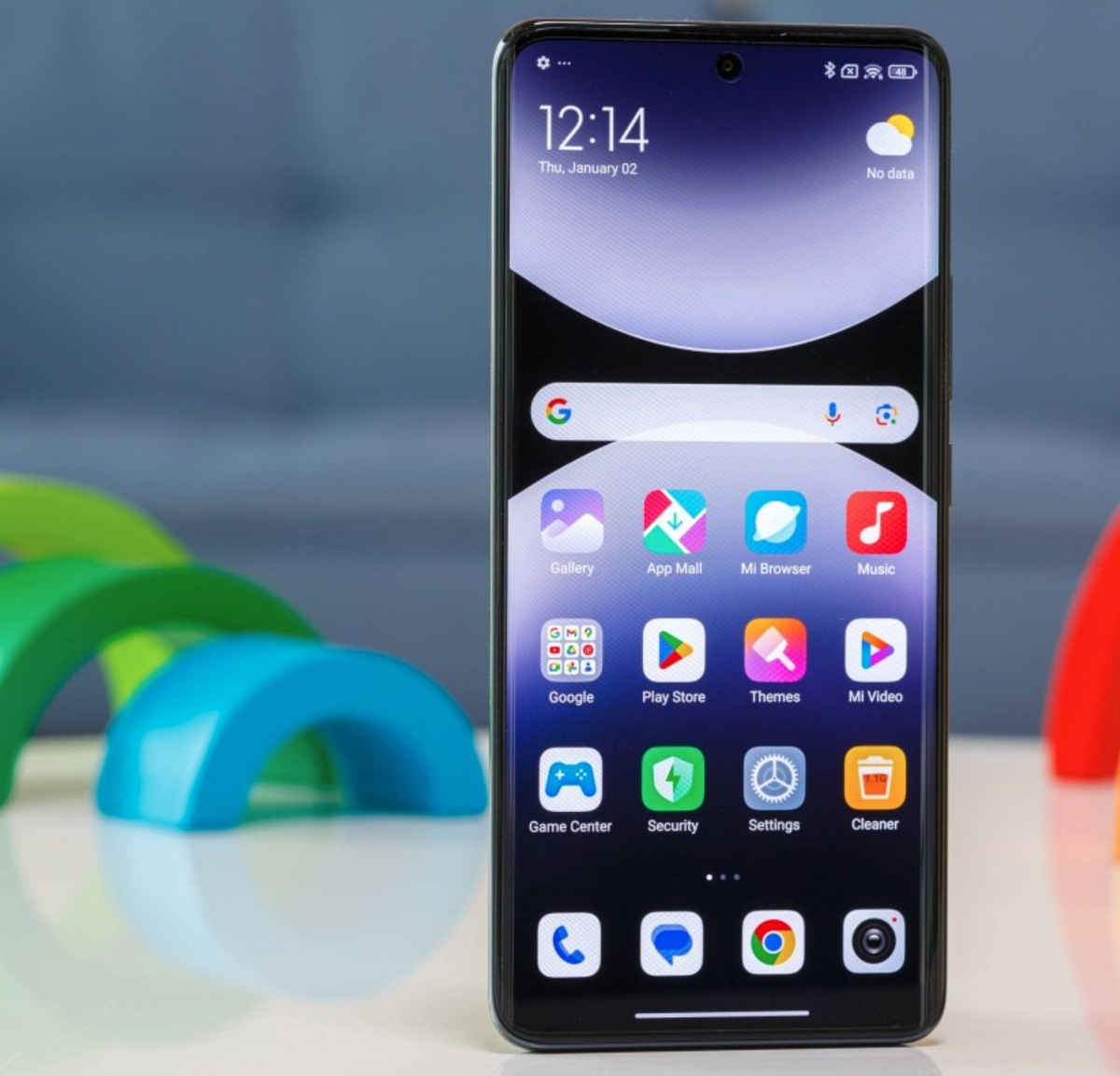    Дисплей частично повторяет субфлагманские решения — в части детализации при разрешении 1080 x 2400 и поддержке контента с расширенным динамическим диапазоном. Фото: gsmarena.com