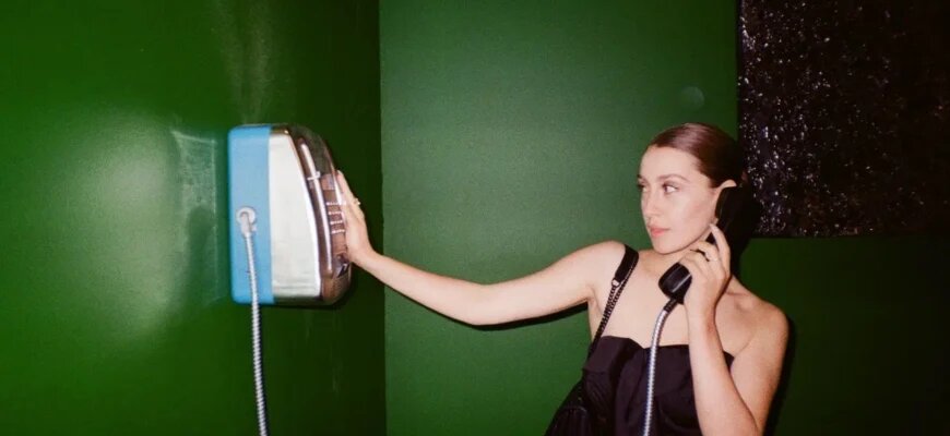 Анна Асатурова — искусствовед, блогер, автор телеграм-канала «Культурное расширение» и подкаста «Культура на грани». 