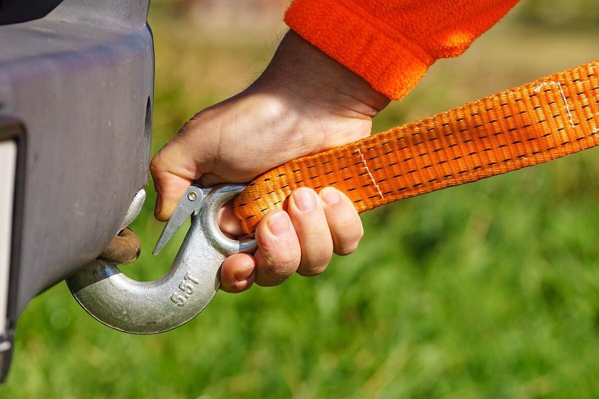 Буксировочный трос можно крепить только за специальный крюк, нельзя для этого использовать элементы подвески, рычаги и стабилизатор под днищем кузова. Источник: Voyagerix / Shutterstock / FOTODOM📷
