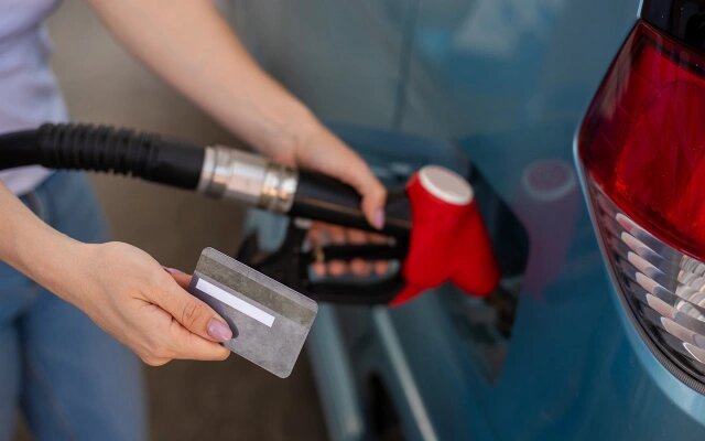 Пользоваться топливной картой очень просто. По сути, она работает как обычная банковская карта (Фото: Reshetnikov_art / Shutterstock / FOTODOM)