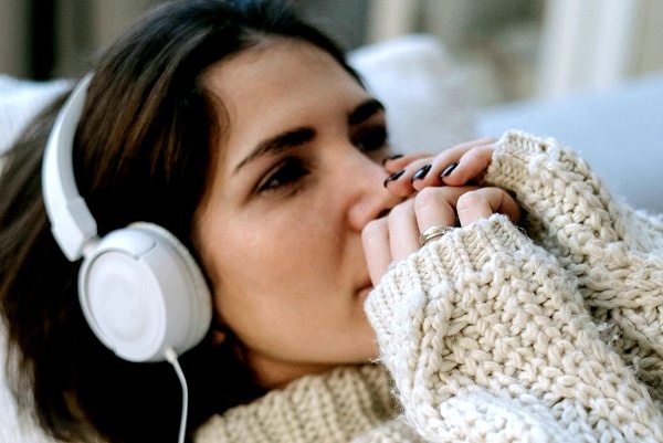 Она едет в метро и слушает свой любимый роман!