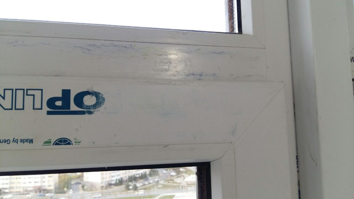 Снимаем защитную пленку, оставляем только остатки клея и краски.