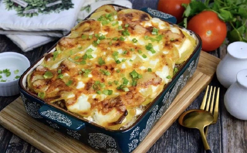 Картофельная запеканка с фаршем и помидорами: старый ужин по-новому