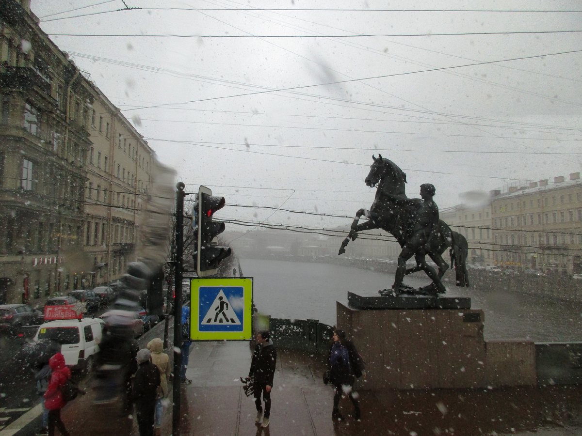 Фото автора. Аничков мост, вид из автобуса