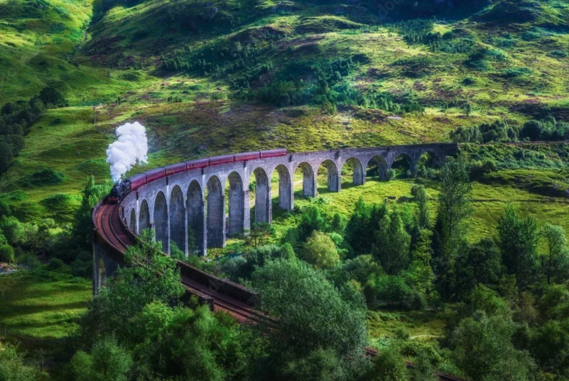 Виадук Гленфиннан в Шотландии, который задействован в съемах "Гарри Поттера". Фото: stock.adobe.com