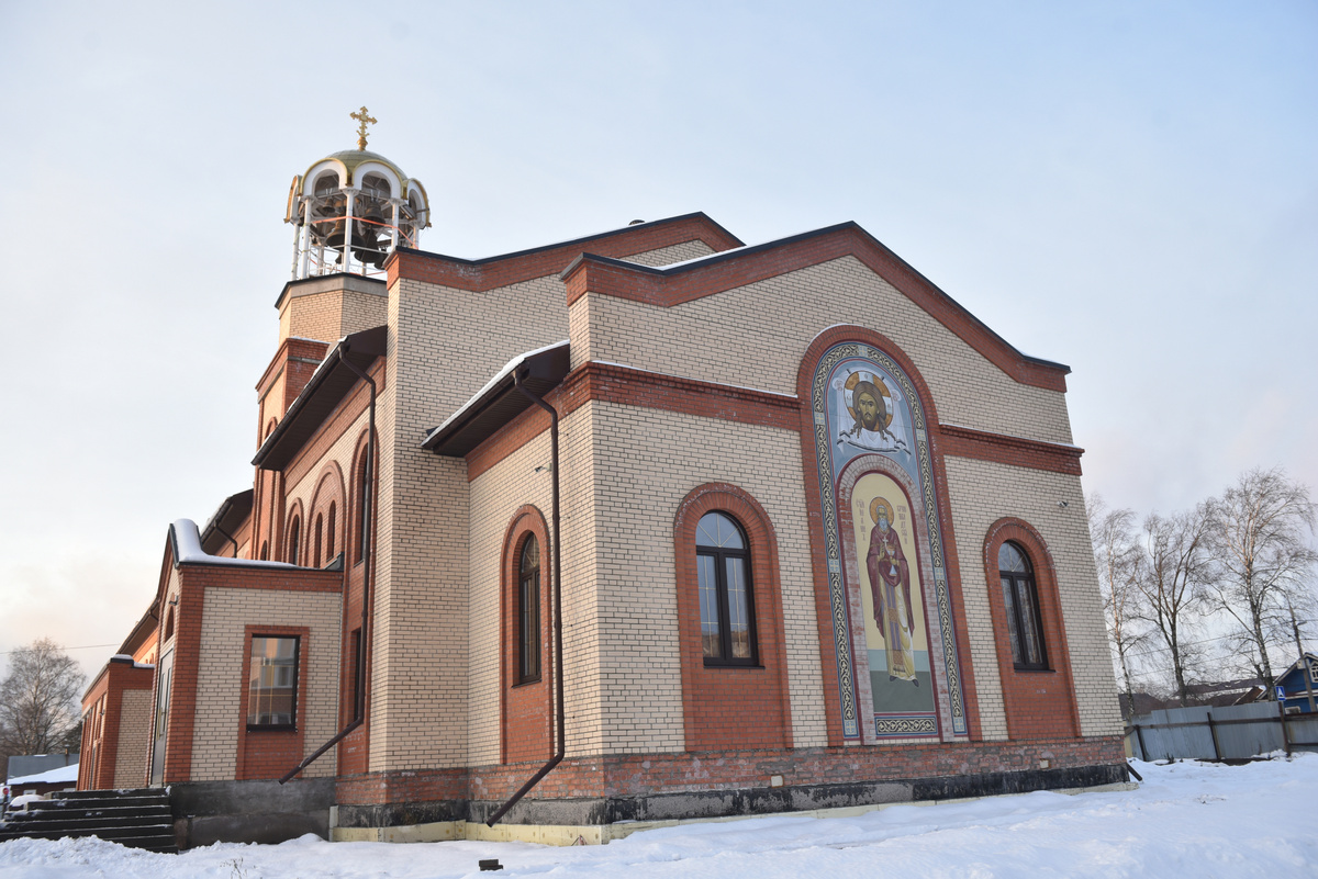 Храмовый комплекс располагается на пересечении улиц Остинской и Партизана Окинина.
