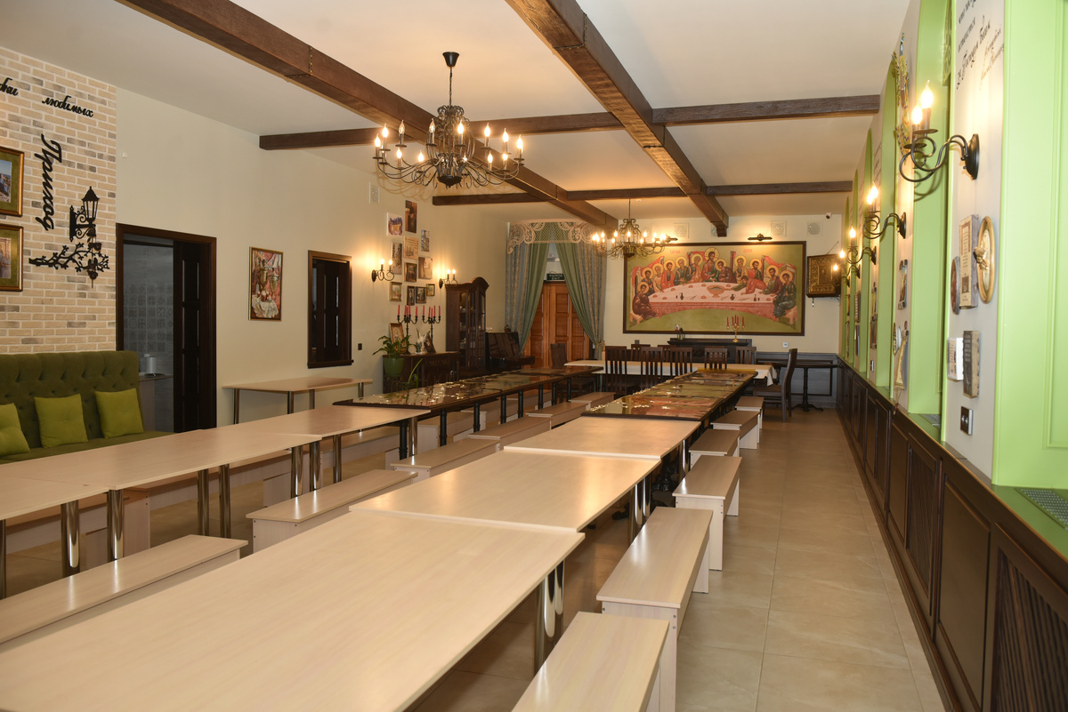 Большая трапезная домового храма. Сейчас там кроме чаепитий проходят форумы и конференции.
