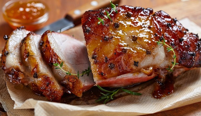 Как вкусно запечь свиную шею в духовке, чтобы была сочная?