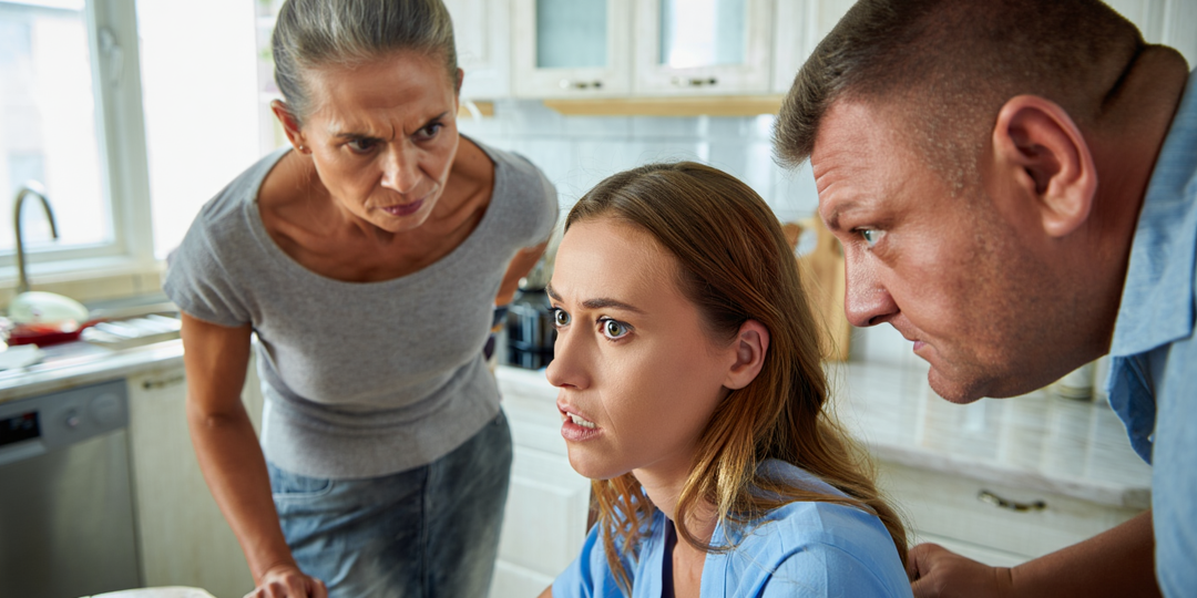 – Выходи замуж за моего брата, а то выселю из квартиры! – шантажировала свекровь