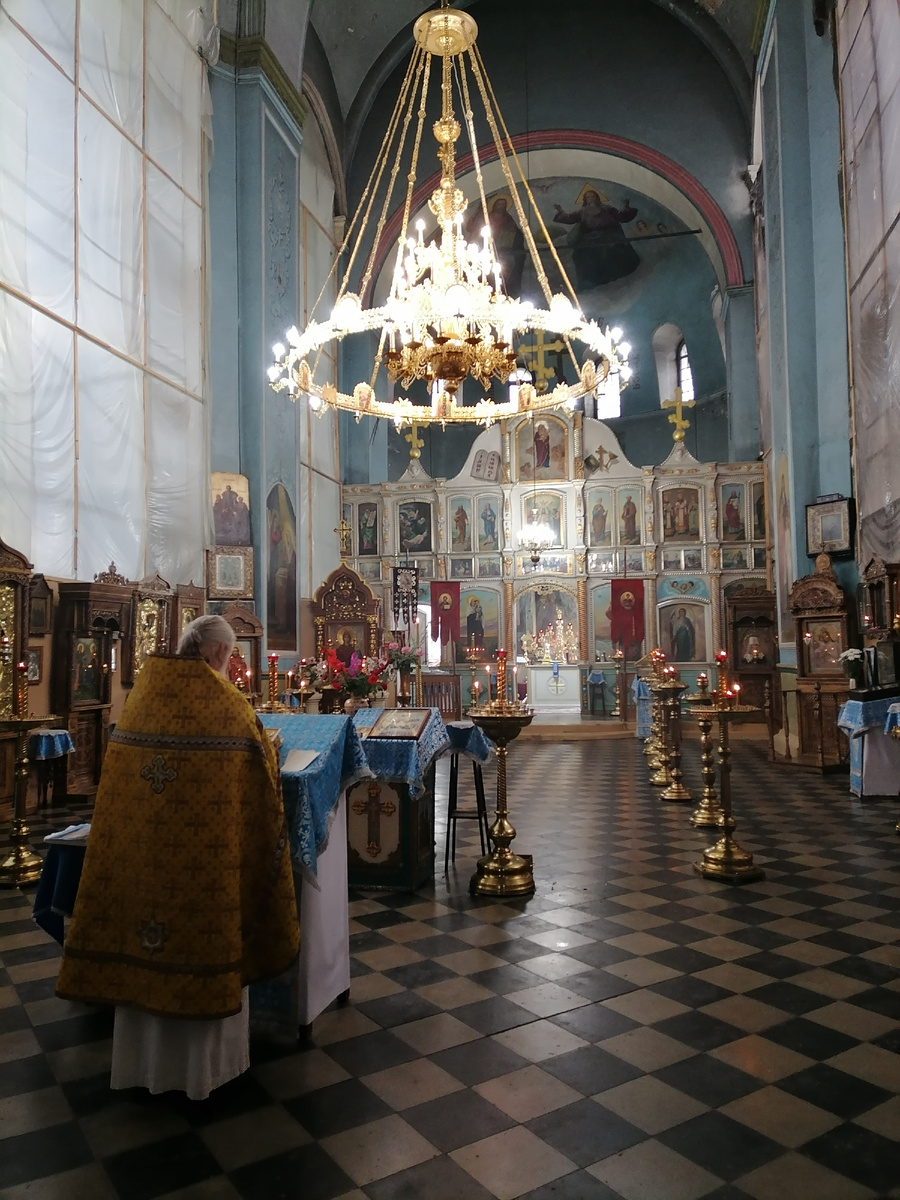 Идет молебен