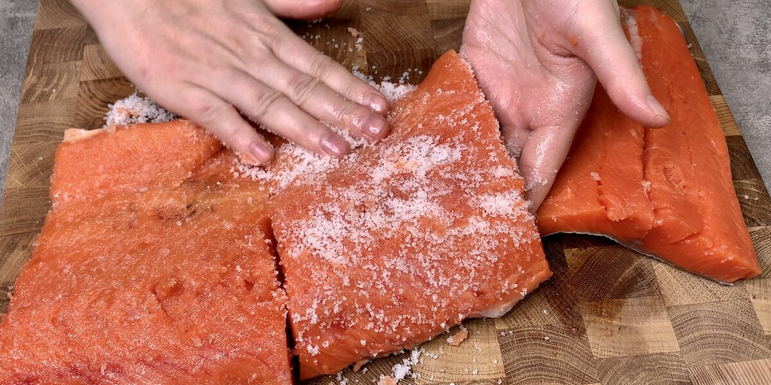 Как необычно и эффектно засолить красную рыбу к празднику: Настоящий деликатес и лучшая закуска "под стопочку"