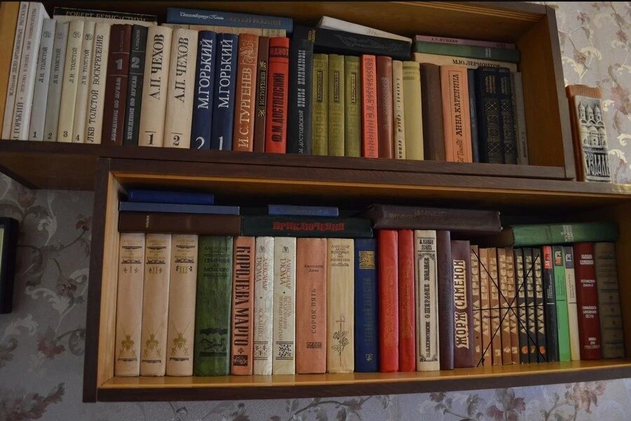 Узнаёте?))) Стандартный набор (часть) советского интеллигента, фото из Сети. Обратите внимание на большую свечу в правом верхнем углу, а теперь листайте дальше...