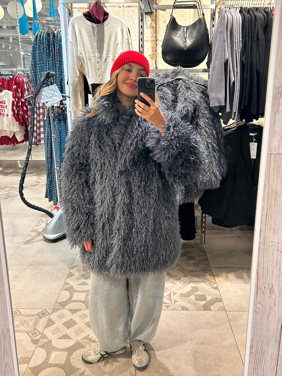 Обыграла шубу Befree яркой шапочкой