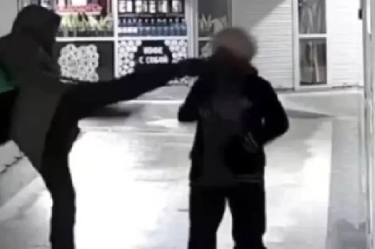    В Новосибирске уволили курьера, избившего в переходе пожилую женщину