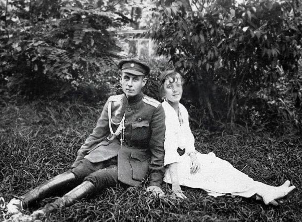 Евгения Петерсон с первым женихом Вячеславом Третьяковым, который во время Гражданской войны пропадает без вести. Фото: .indradevi-international.net.ar