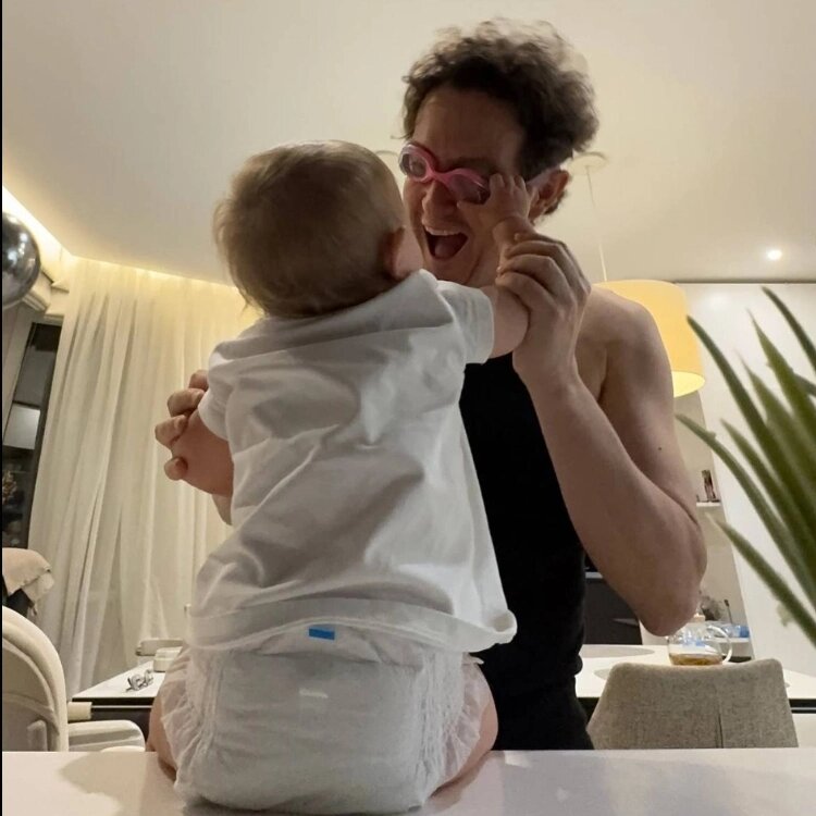 Стас Ярушин с младшей дочкой Александрой. Источник: Instagram Стаса Ярушина (запрещенная в России соцсеть; принадлежит компании Meta, признанной экстремистской организацией и запрещенной в РФ)📷
