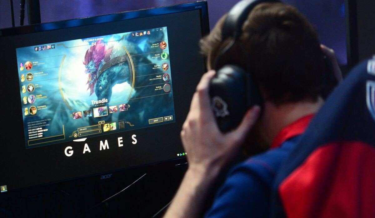     Молодой человек играет в компьютерную игру. Источник: © РИА Новости Автор фото: Кирилл Каллиников