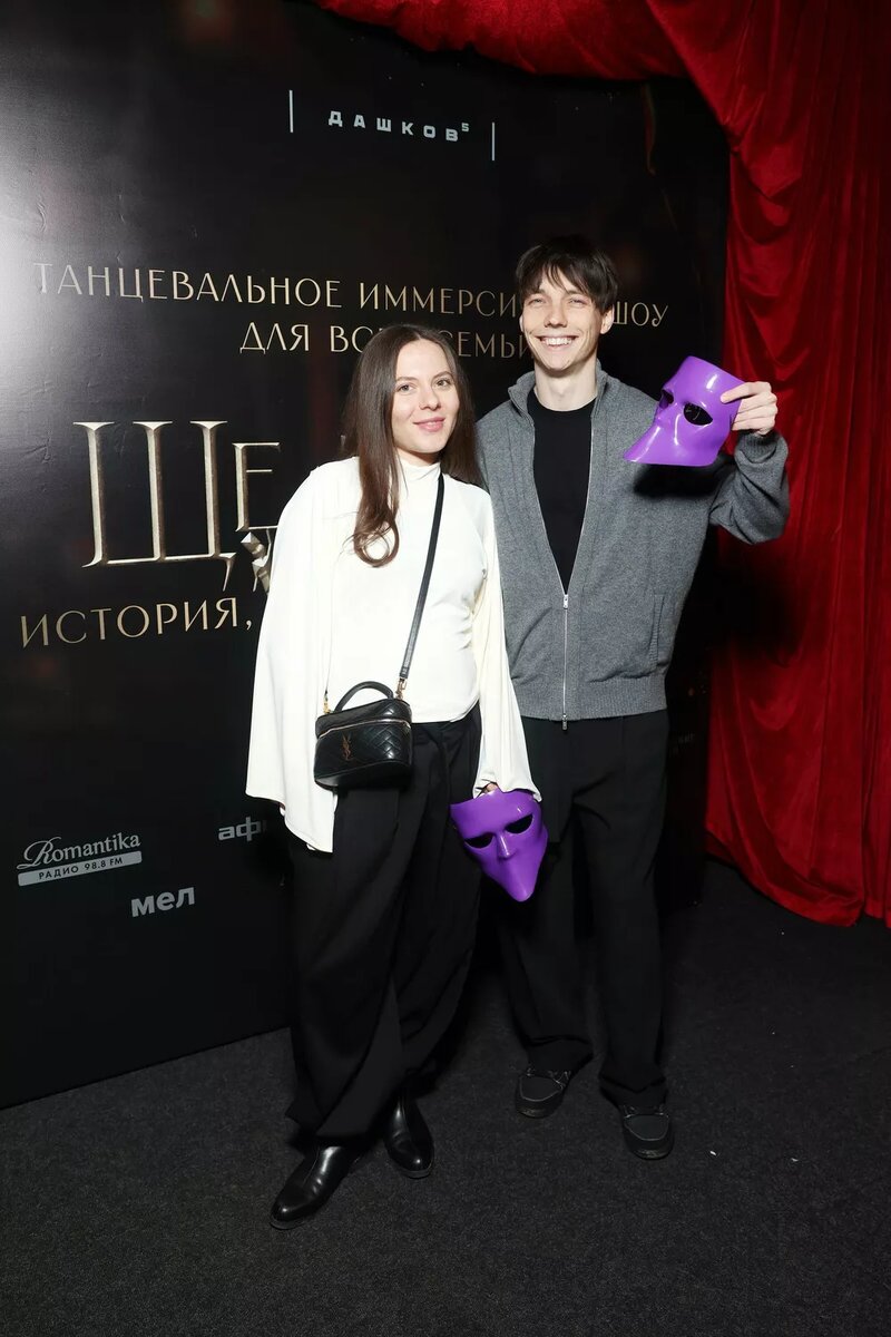 Андрей Глазунов со спутницей📷
