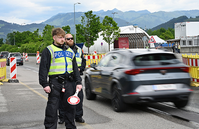    Frank HOERMANN/SVEN SIMON/TASS