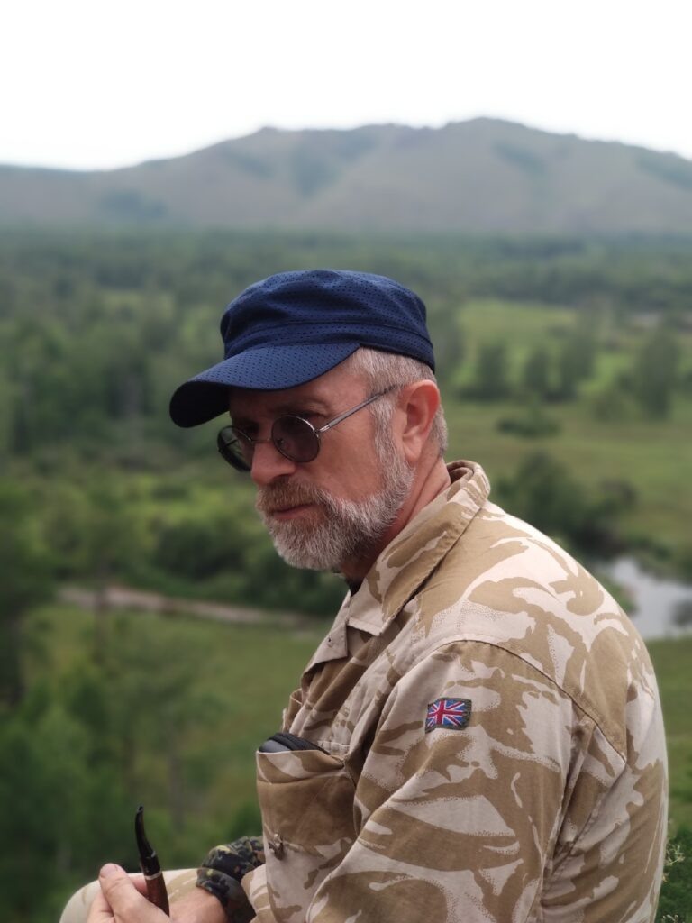 Павел Заякин в куртке с шевроном Великобритании