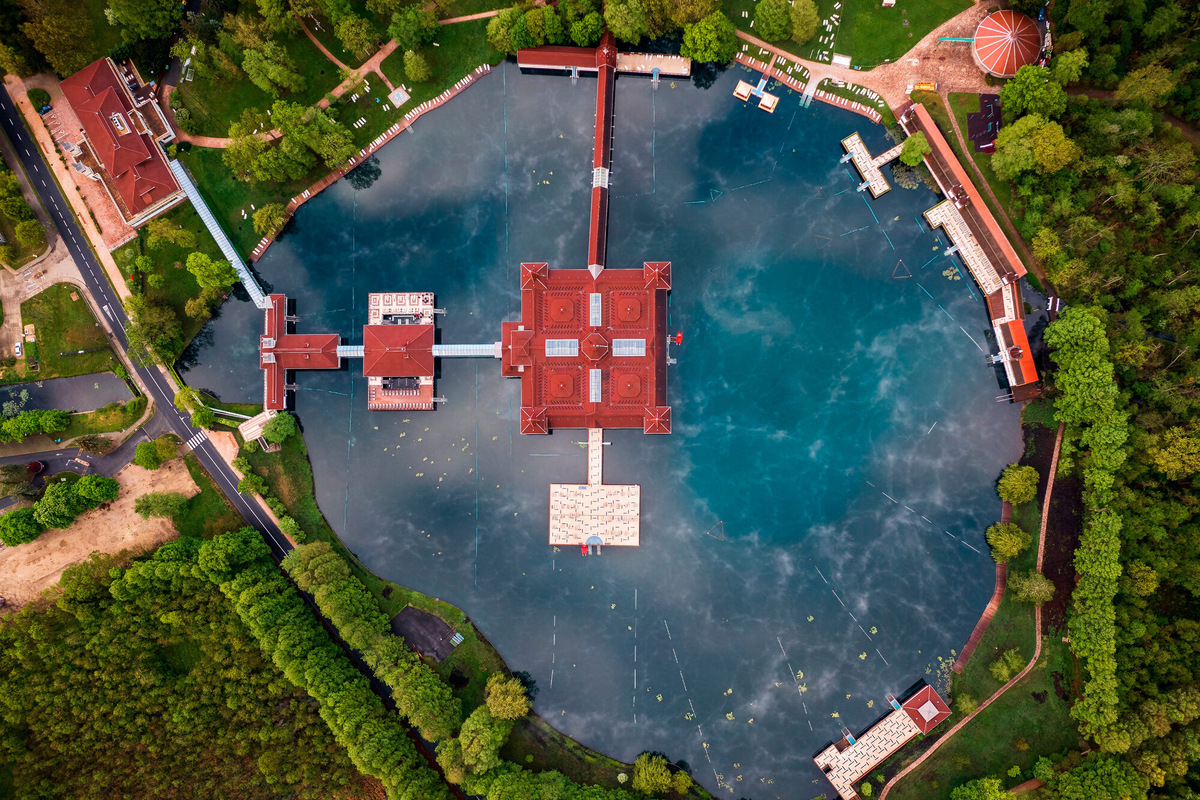 В центре озера — главное здание купален. Фото: ZGPhotography / Shutterstock / Fotodom