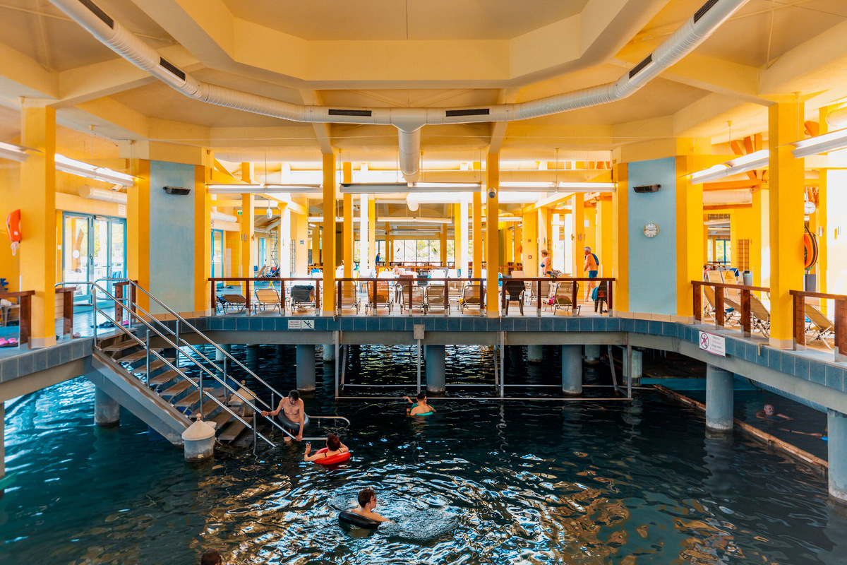 Есть и закрытые бассейны-купальни: погода бывает разная, а оздоравливаться должно быть комфортно. Фото: Andrzej Rostek / Shutterstock / Fotodom