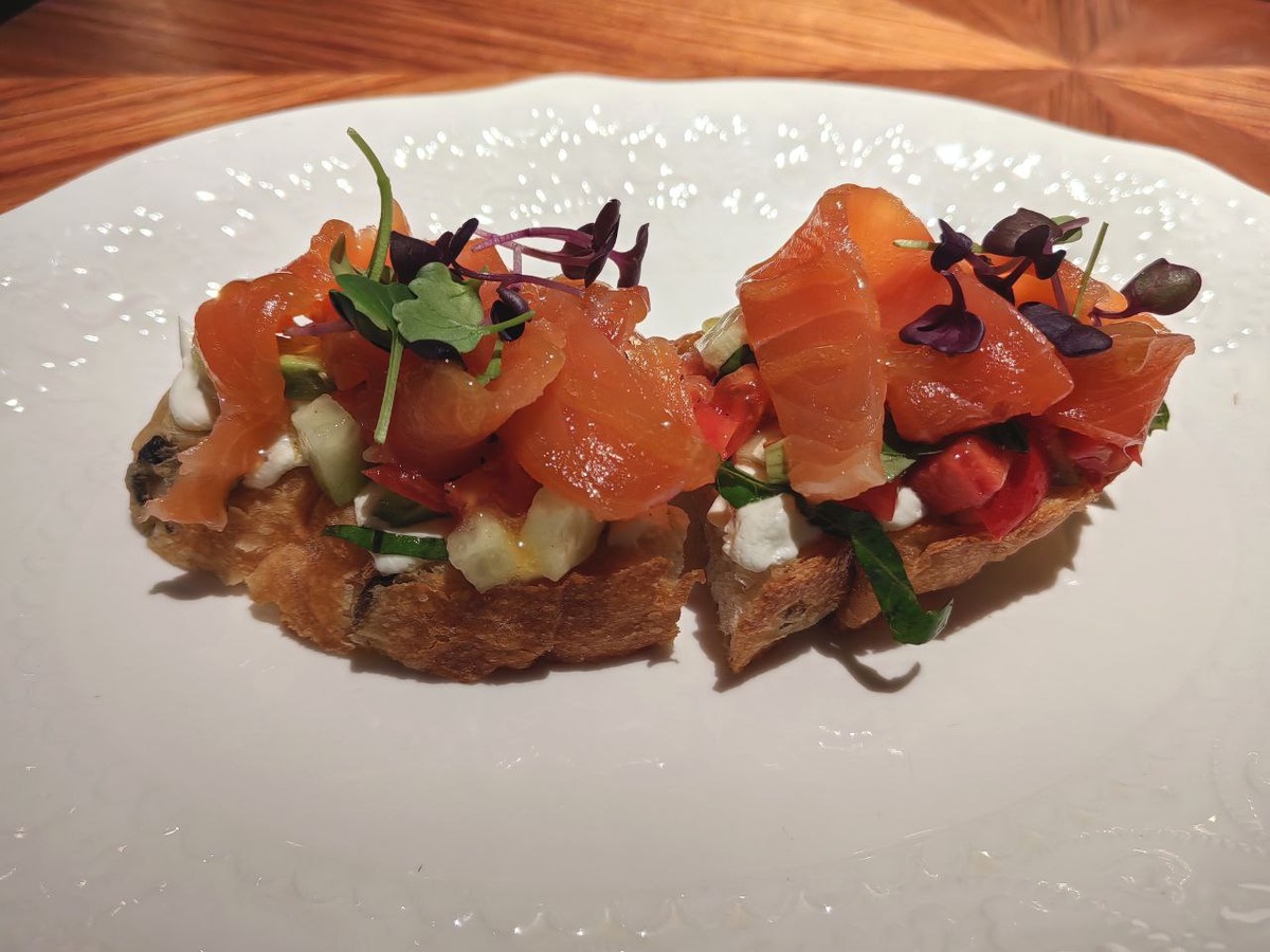 Брускеты с лососем