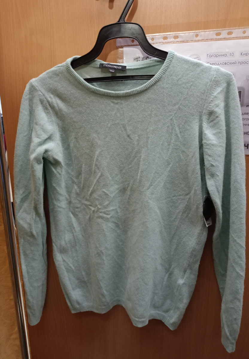 Красивый мятный и очень мягкий джемпер из ягнёнка. Забрала с собой и привела в порядок. 