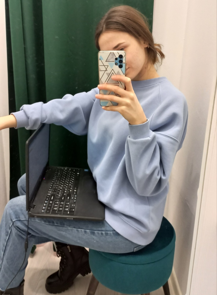 Работала менеджером в магазине женских корсетов и параллельно удаленно помощницей в рекламном агентстве