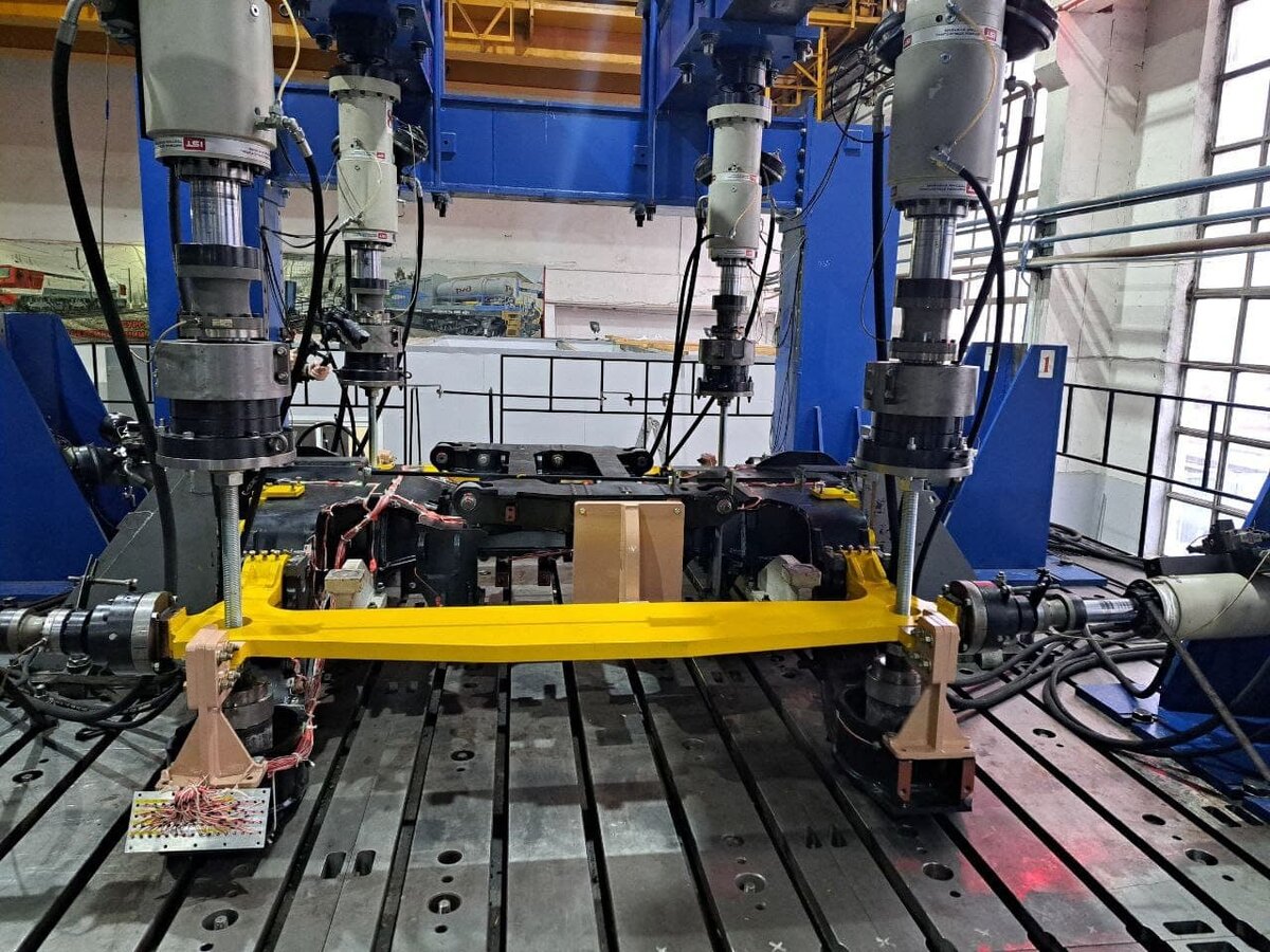   Испытания рамы моторной тележки первого отечественного высокоскоростного поезда