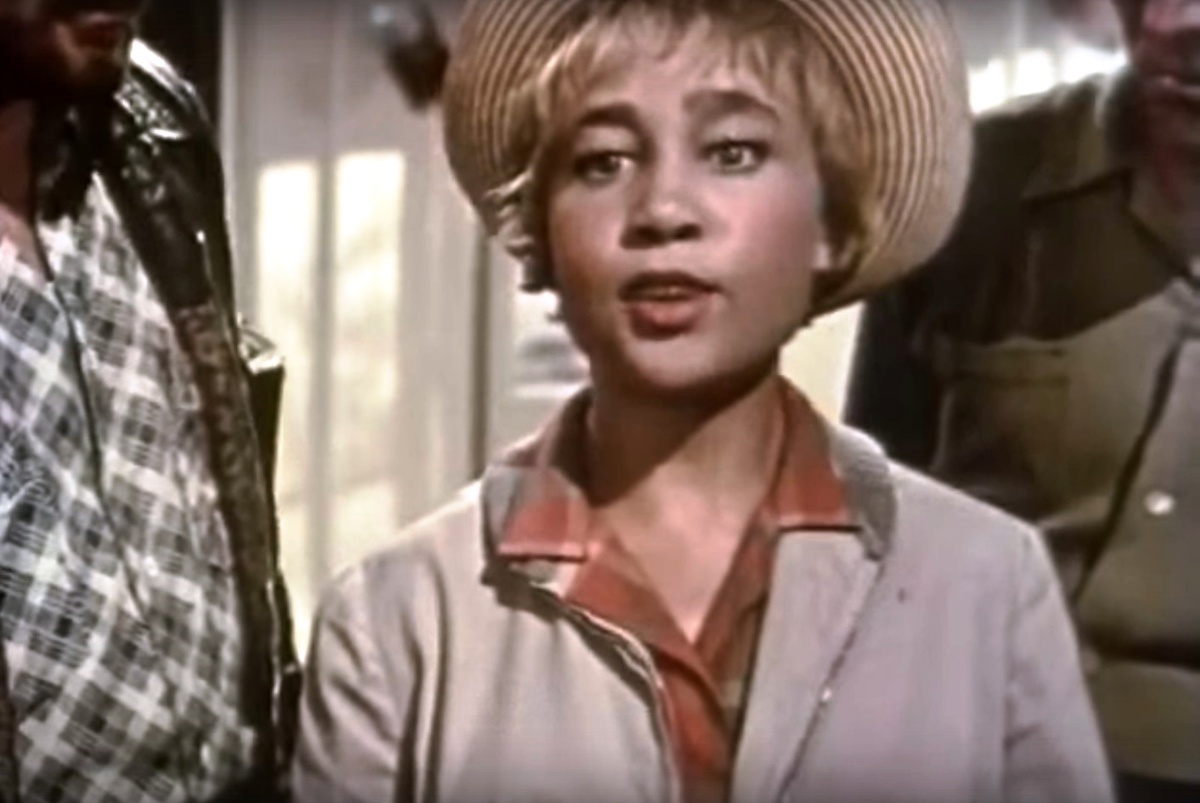 Скриншот автора. Фильм "Королева бнзоколонки". Любительница газированной воды.